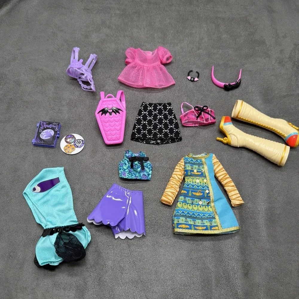 Monster High G3 Lot Of 14 Pieces for Draculaura Cleo & Twyla